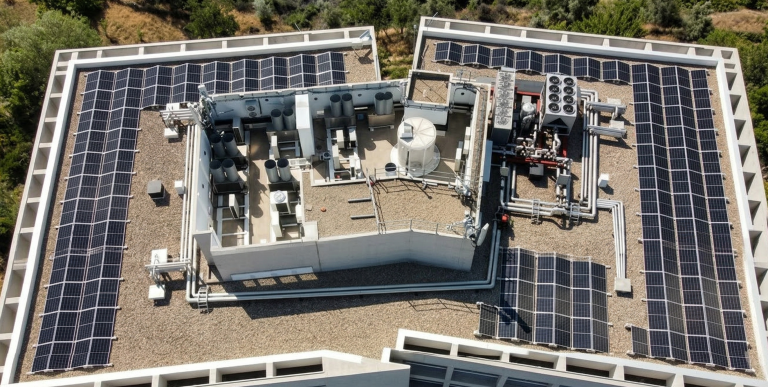 Caso de certificación BREEAM Madrid en edificios: el Edificio Bruselas logró 24.5% de energía solar, ahorro hídrico y mayor valor inmobiliario sostenible.